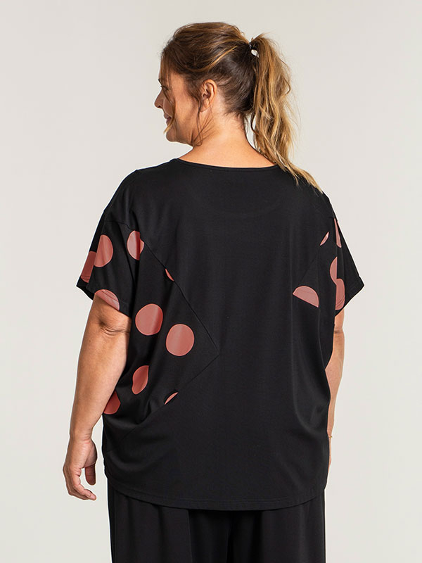 MAGGA - Sort jersey bluse med coral farvet print fra Gozzip Black