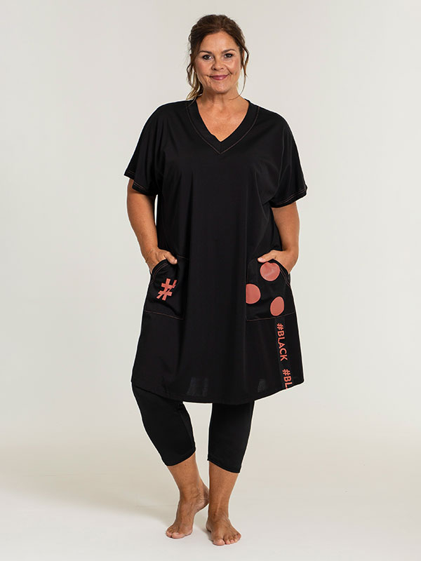 GABRIELA - Sort jersey tunika med coral farvet print fra Gozzip Black
