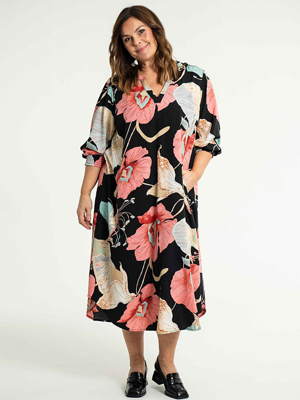 VALDIS - Sort kjole med blomsterprint fra Gozzip