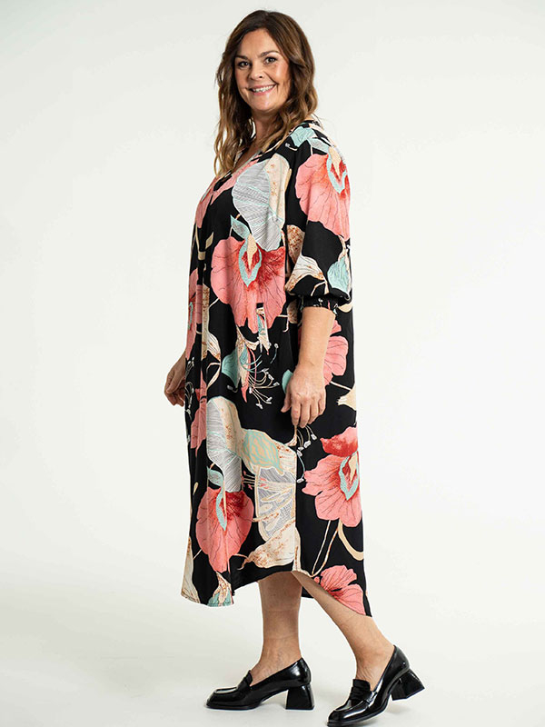 VALDIS - Sort kjole med blomsterprint fra Gozzip