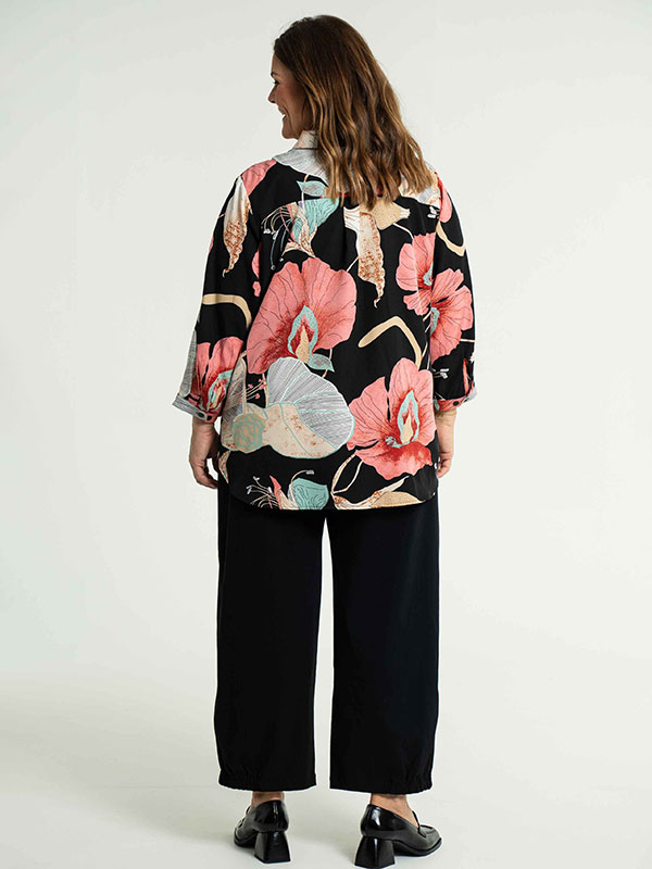 KARINA - Sort skjorte med maxi blomster fra Gozzip