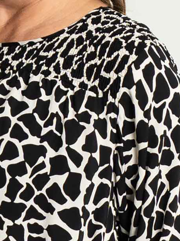 ANETA - Lys viskose kjole med sort print fra Gozzip