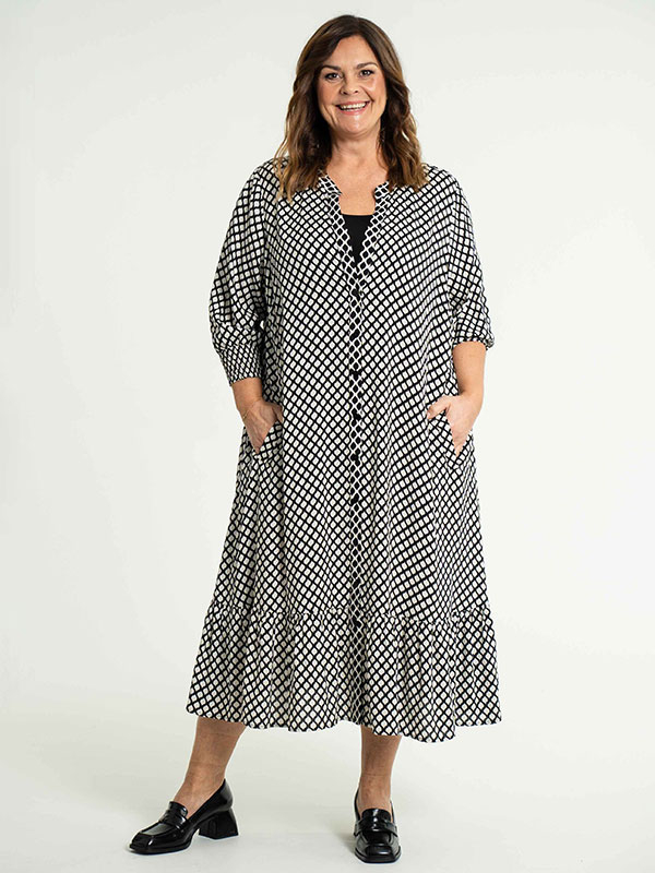SIGRUN - Sort skjorte kjole med lyst mønster fra Gozzip