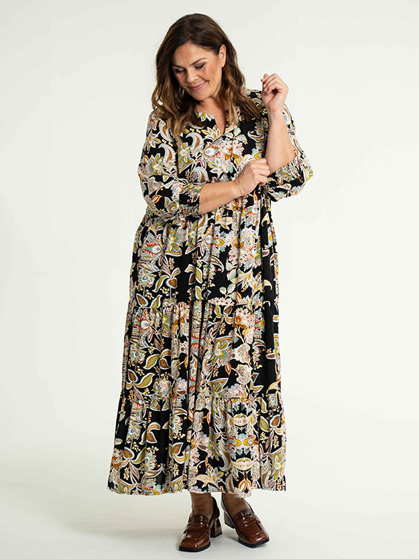 SUSSIE - Lang sort kjole med print fra Gozzip