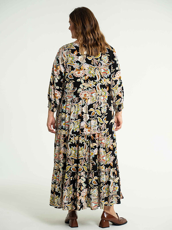 SUSSIE - Lang sort kjole med print fra Gozzip