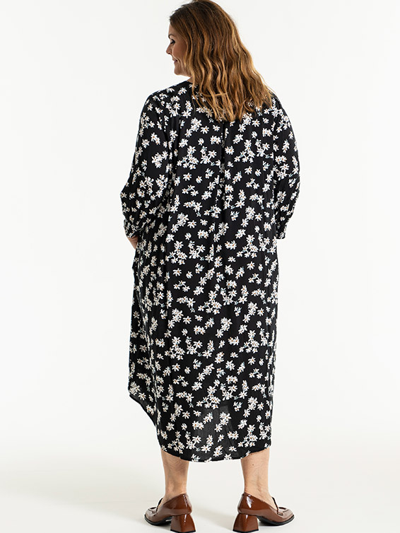 ALICE - Sort kjole med blomsterprint fra Gozzip