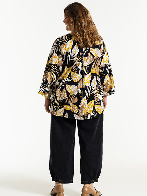 AMILLA - Sort bluse med gult og brunt print fra Gozzip