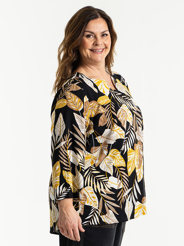 AMILLA - Sort bluse med gult og brunt print fra Gozzip