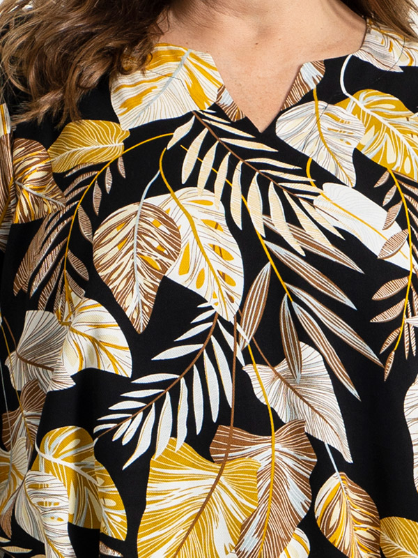 AMILLA - Sort bluse med gult og brunt print fra Gozzip