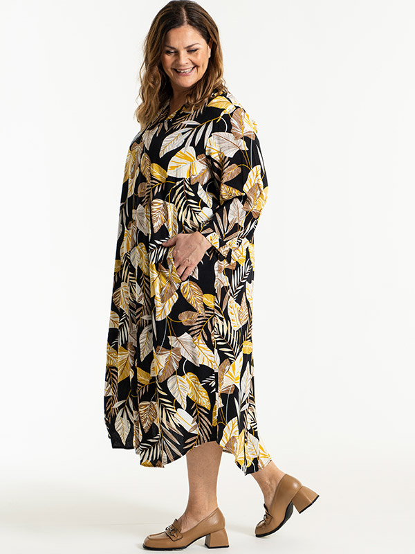 BABBETT - Sort kjole med brunt og gult print fra Gozzip