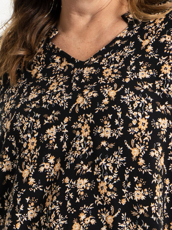 ANNAH - Sort bluse med brunt blomsterprint fra Gozzip