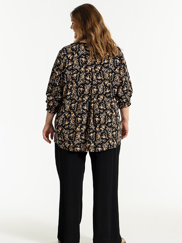 ANNAH - Sort bluse med brunt blomsterprint fra Gozzip