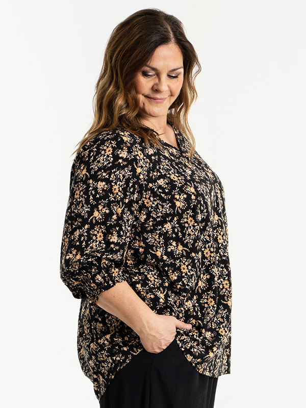 ANNAH - Sort bluse med brunt blomsterprint fra Gozzip