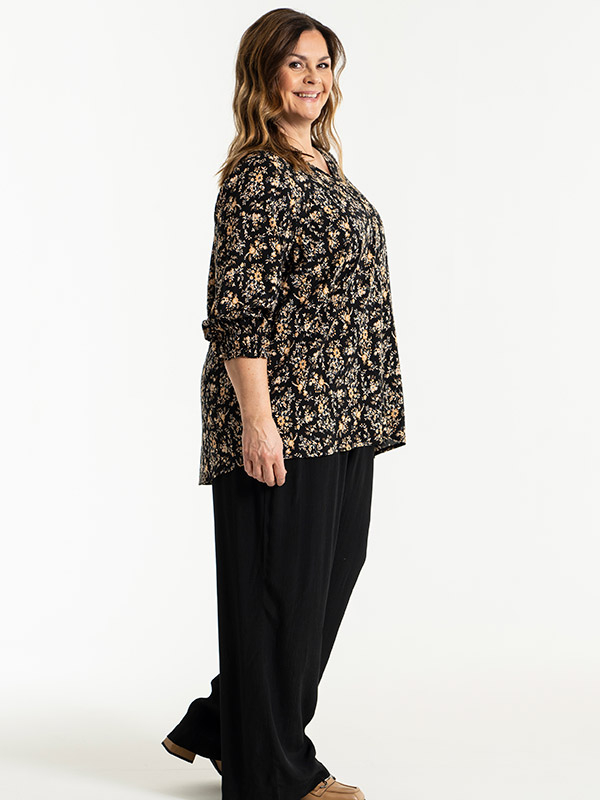 ANNAH - Sort bluse med brunt blomsterprint fra Gozzip