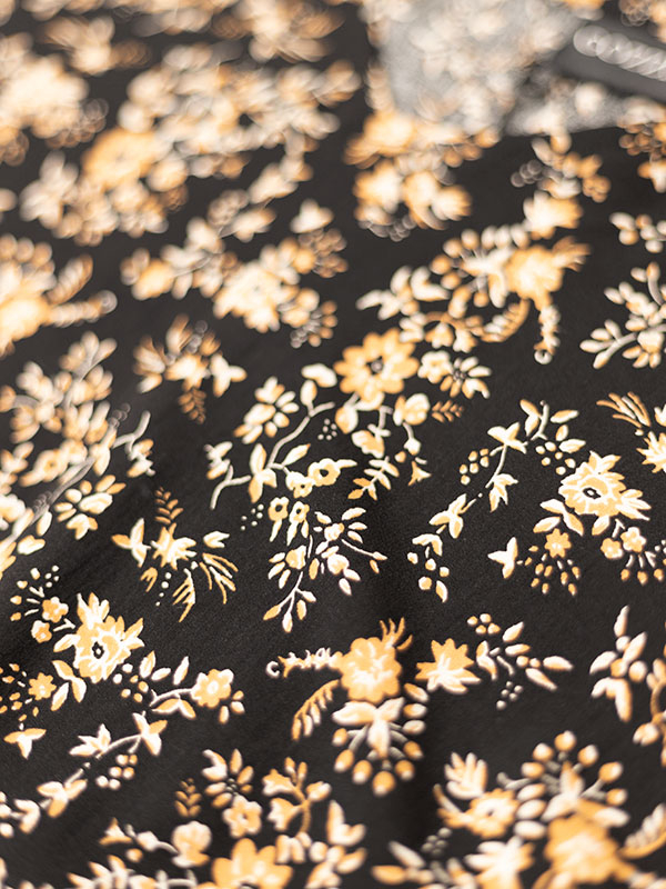 ANNAH - Sort bluse med brunt blomsterprint fra Gozzip