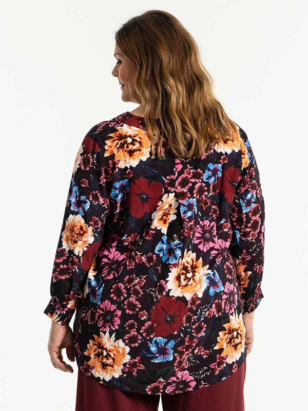 BETH - Bordeaux bluse med blomsterprint fra Gozzip