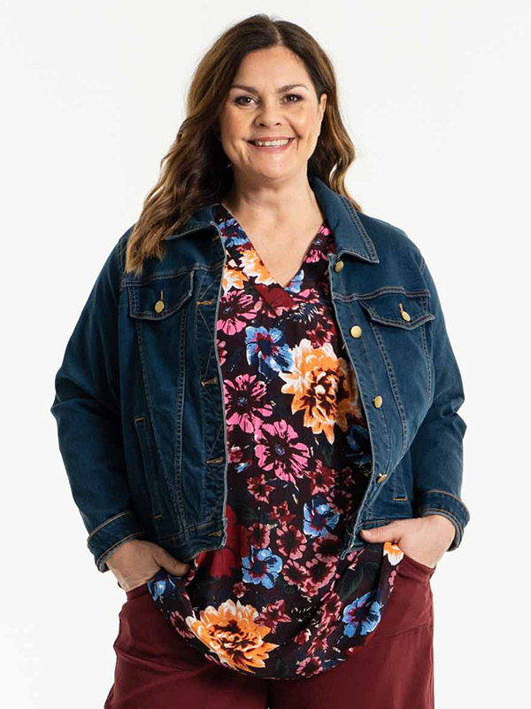 BETH - Bordeaux bluse med blomsterprint fra Gozzip