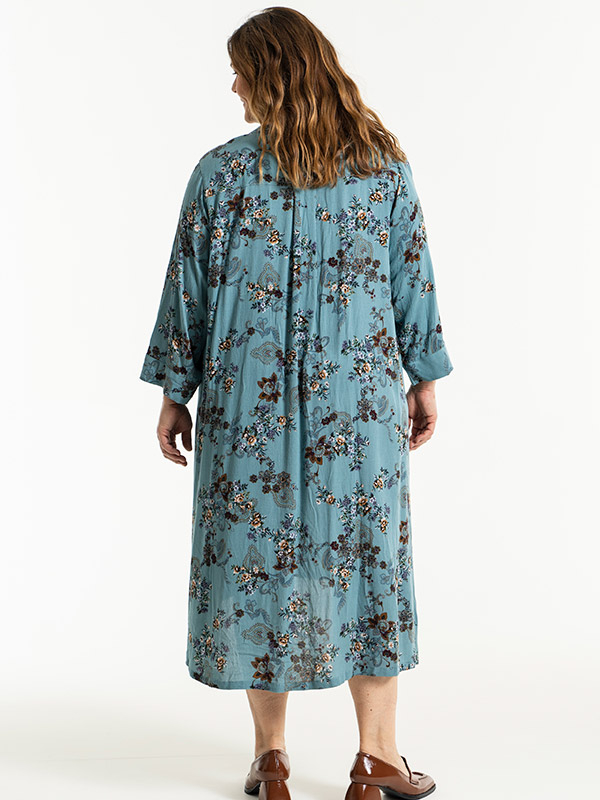 ANNICA - Dueblå kjole med blomsterprint fra Gozzip