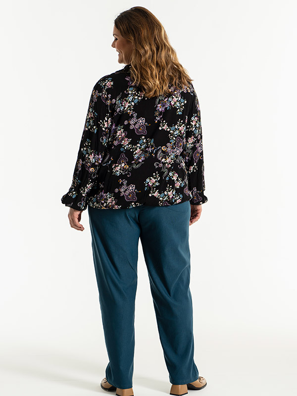 ELISA - Sort bluse med smukt blomsterprint fra Gozzip