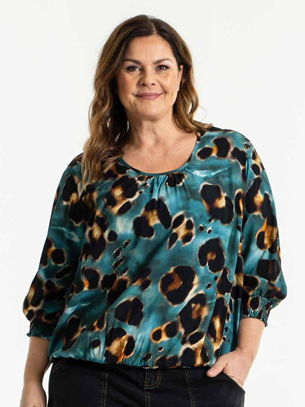 THILDE - Petroleumsfarvet bluse med leopardprint fra Gozzip