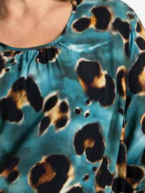THILDE - Petroleumsfarvet bluse med leopardprint fra Gozzip