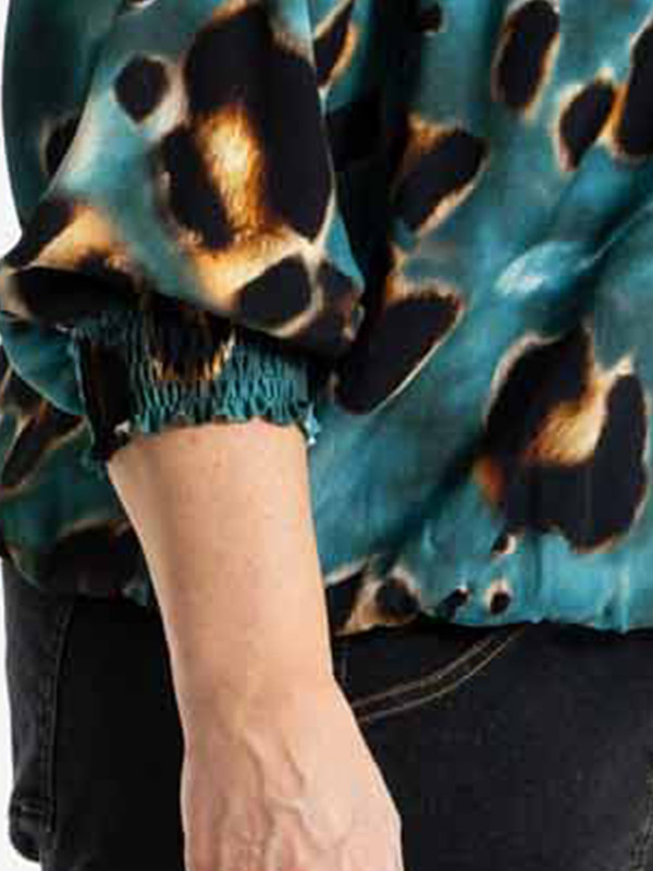 THILDE - Petroleumsfarvet bluse med leopardprint fra Gozzip
