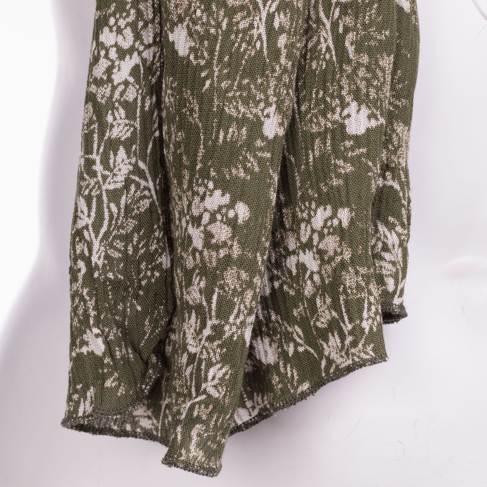 Grønt tørklæde med småblomstret print i råhvid  fra Gozzip