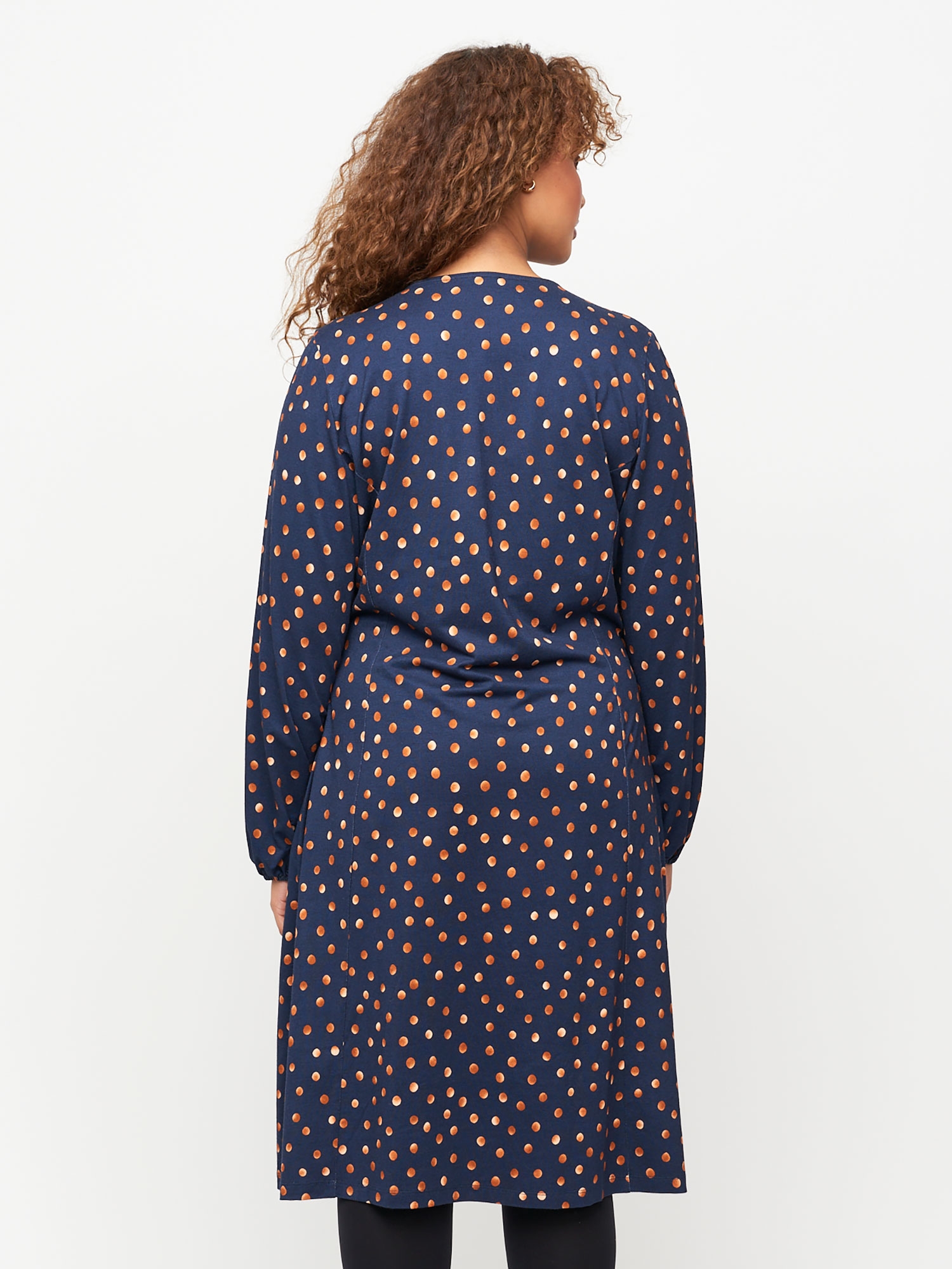 Blå kjole med kryds over effekt fra Aprico