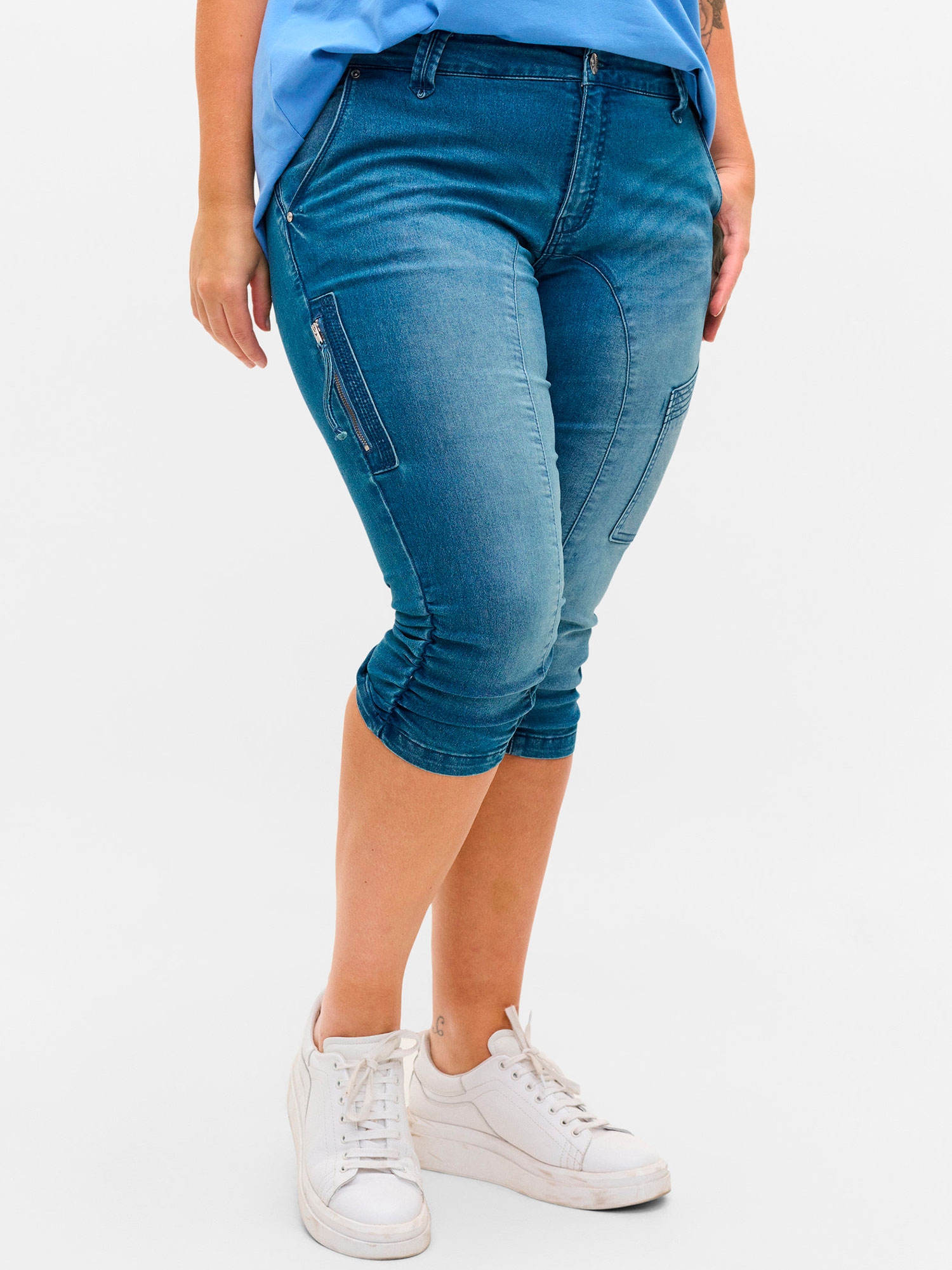 Lys denim capri med lynlås- og rynkedetalje fra Zizzi