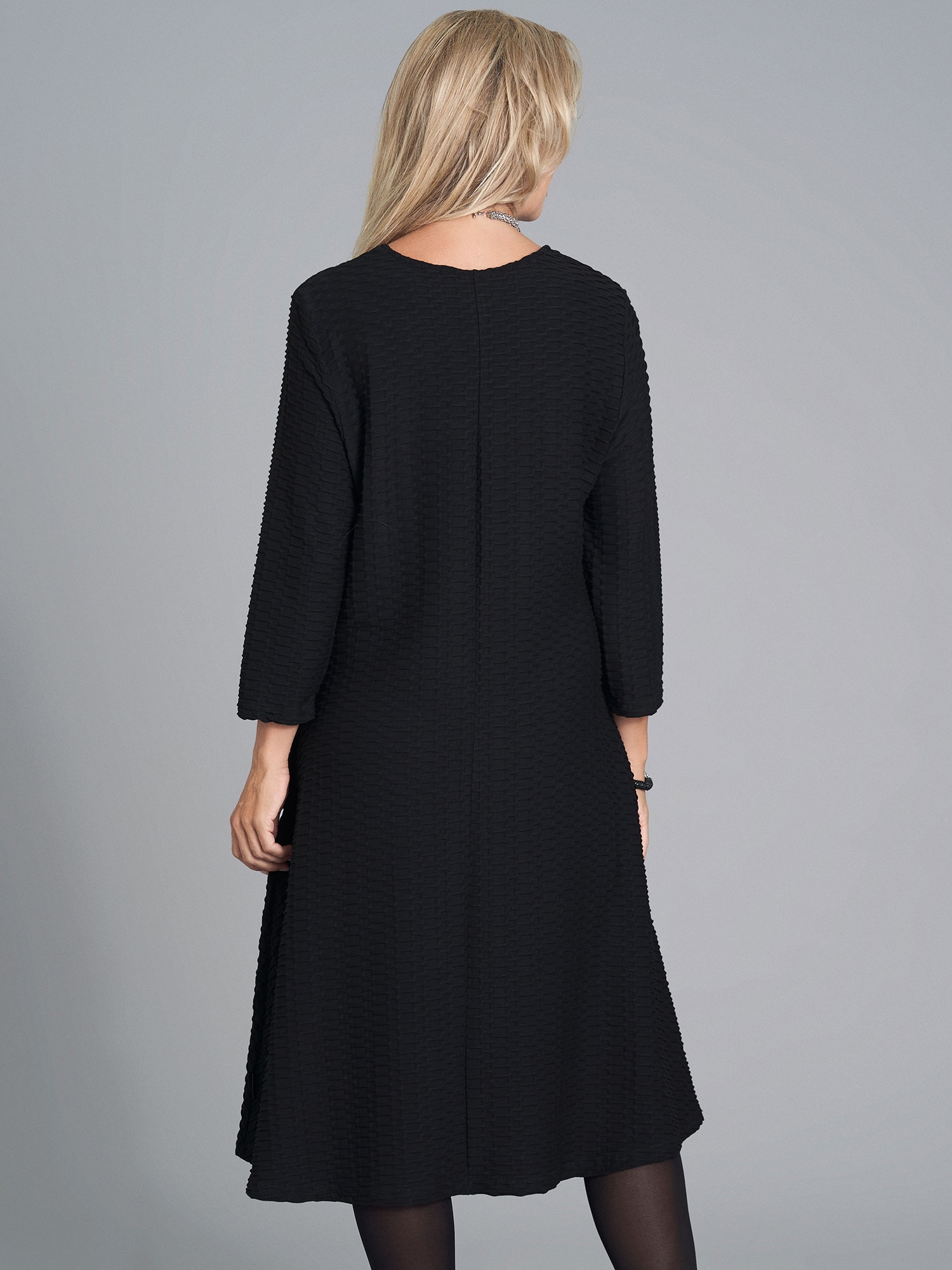 KITTY - Flot sort kjole med i kraftig viskose jersey med struktur fra Pont Neuf