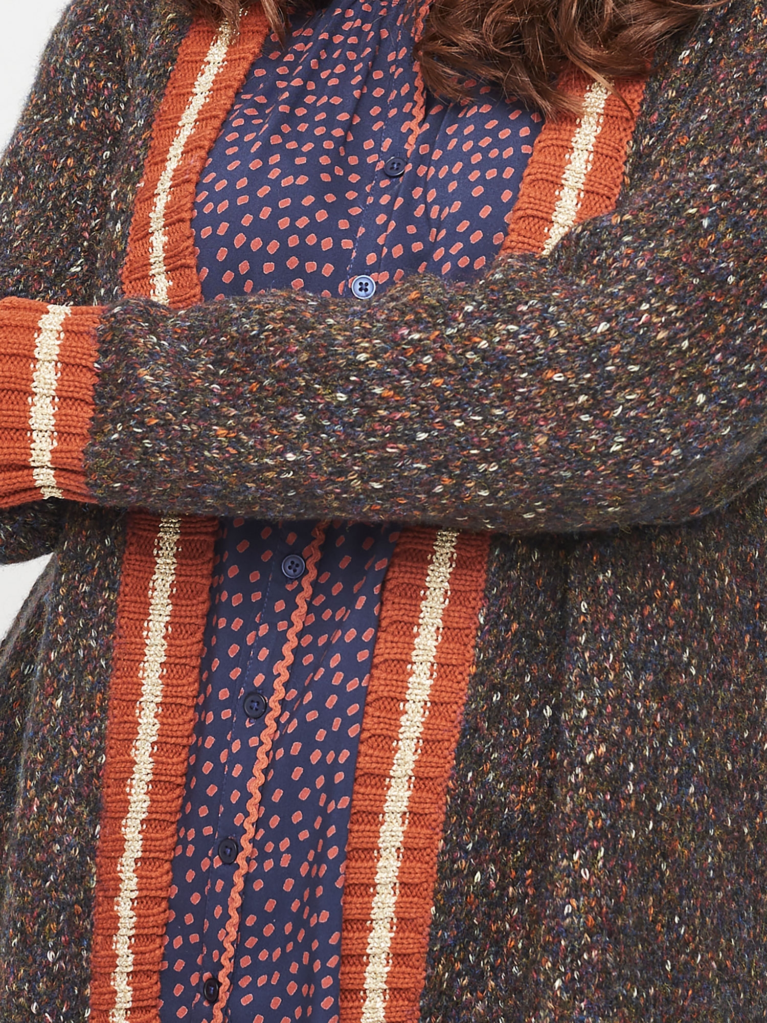 Lang cardigan med flot strikket farvespil  fra Adia