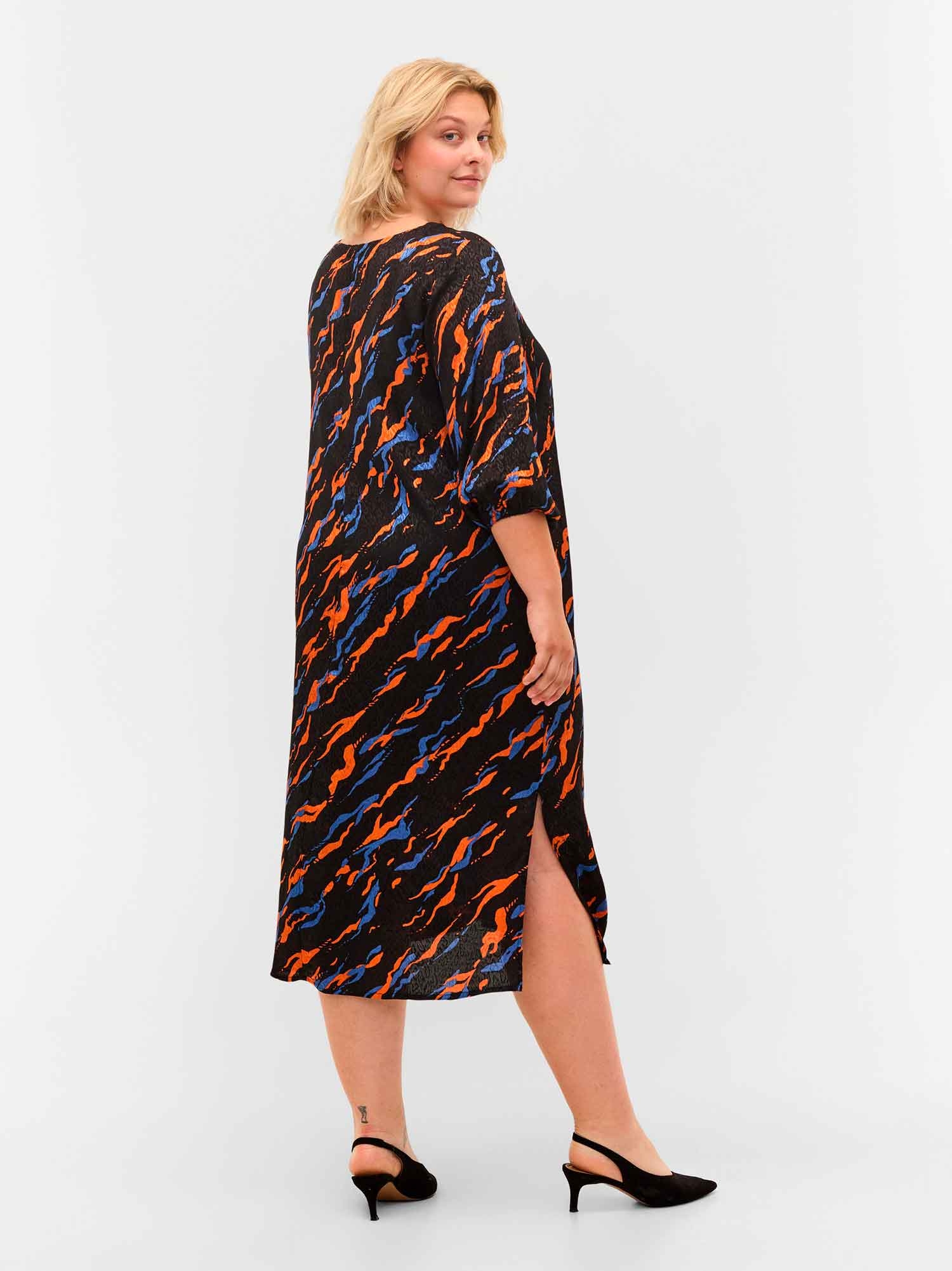 Lang sort viskose kjole med smukt blåt og orange print fra Zizzi