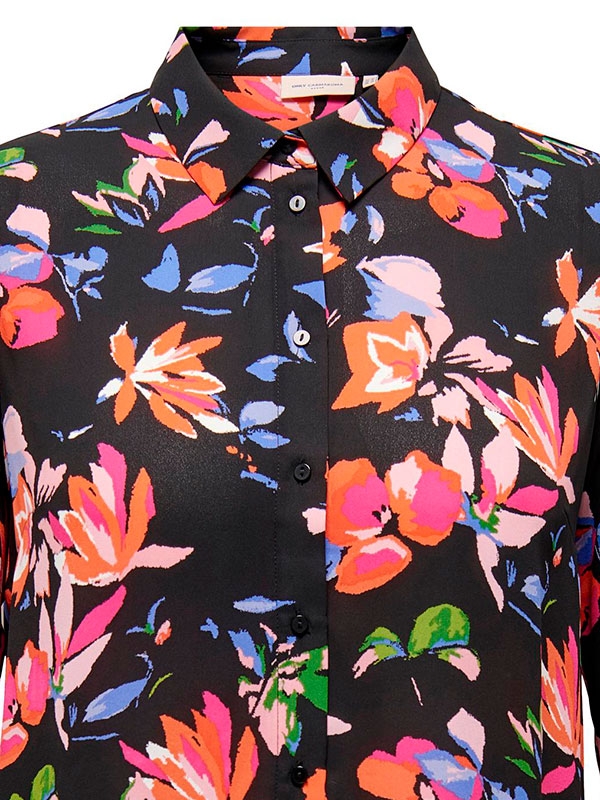 ALMA LIFE - Sort skjorte med lange ærmer og klare blomster fra Only Carmakoma