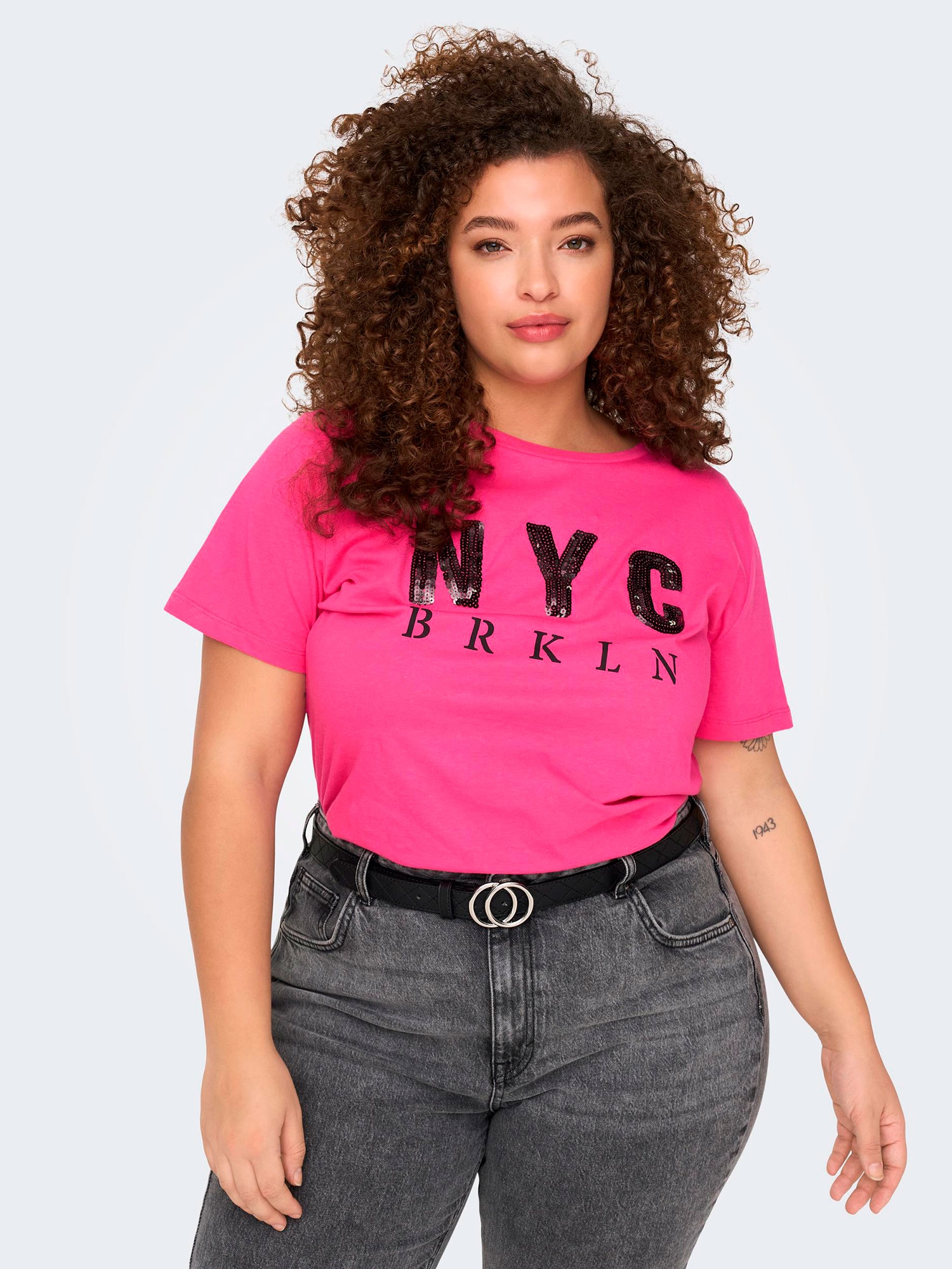 GLAMMY - Pink bomulds t-shirts med sort paliet tryk fra Only Carmakoma
