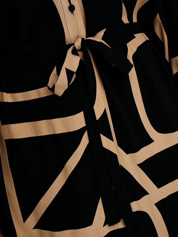NEWDENIZIA - Sort viskose skjorte kjole med beige mønster fra Only Carmakoma
