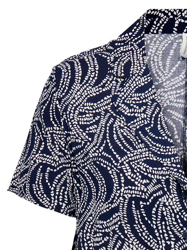  LOLLI LIFE - Skjorte kjole i marine blå viskose med hvidt mønster fra Only Carmakoma