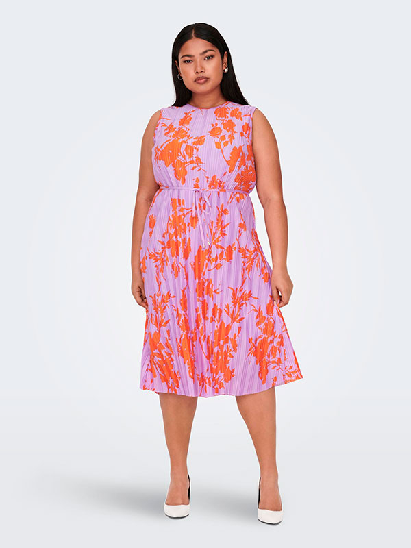 ELEMA - Lilla plissé kjole med flot orange mønster fra Only Carmakoma