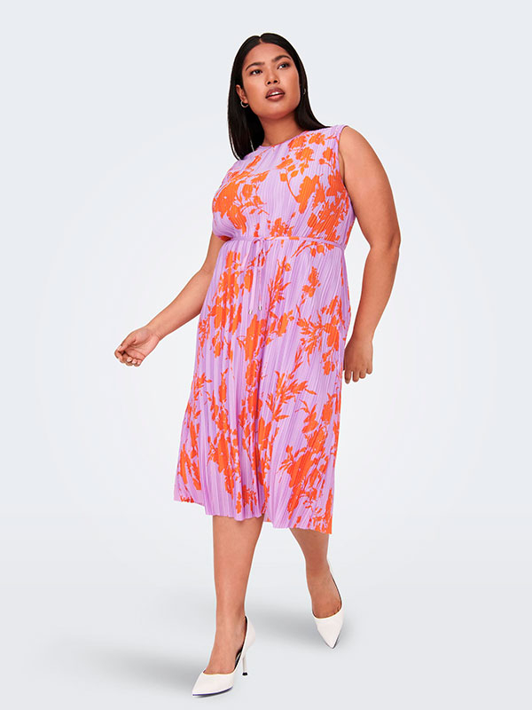 ELEMA - Lilla plissé kjole med flot orange mønster fra Only Carmakoma