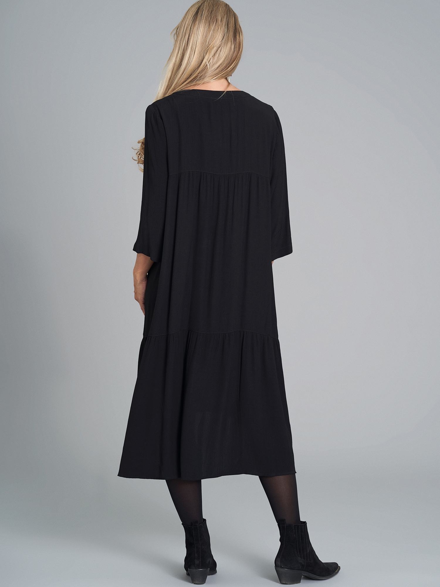 Rigmor kjole i sort med flæser fra Pont Neuf