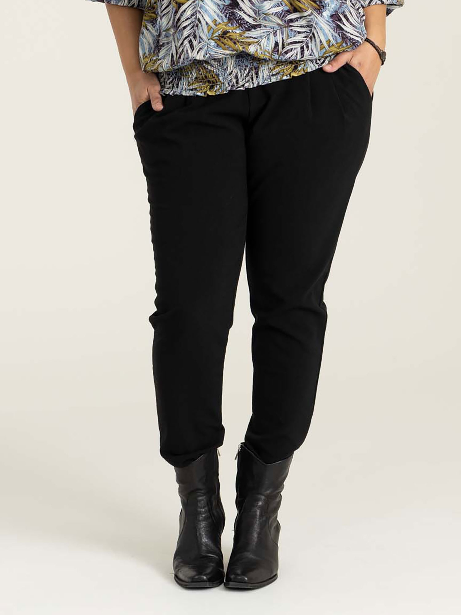 SALLY - Klassiske sorte bukser med rummelig facon fra Studio