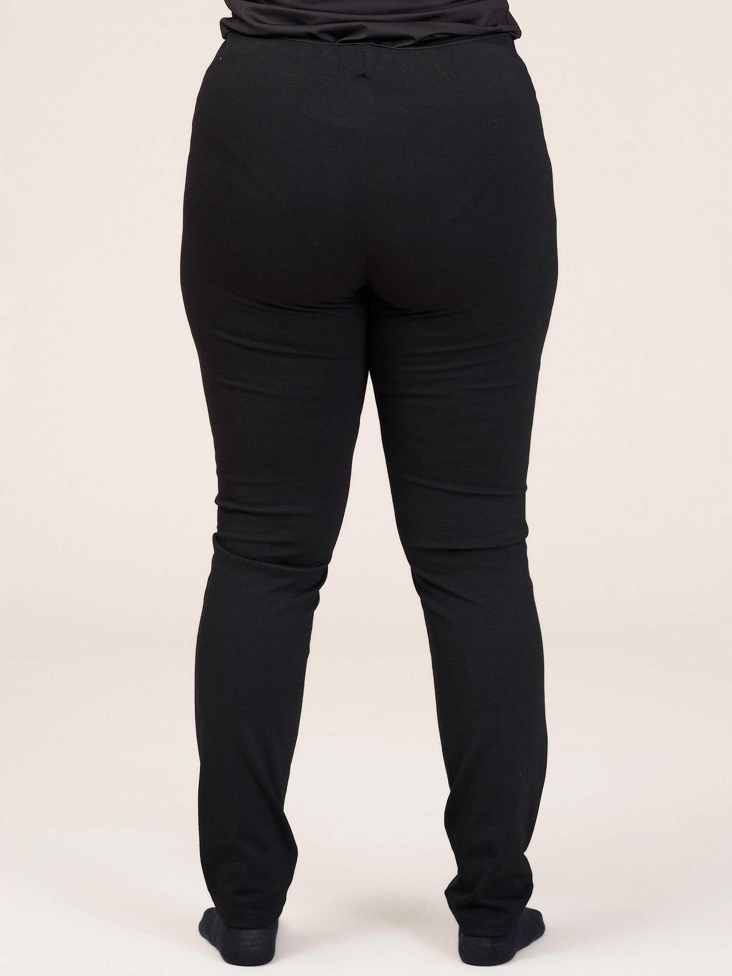 SARA - Sorte leggings i skind look med stretch på bagsiden fra Studio