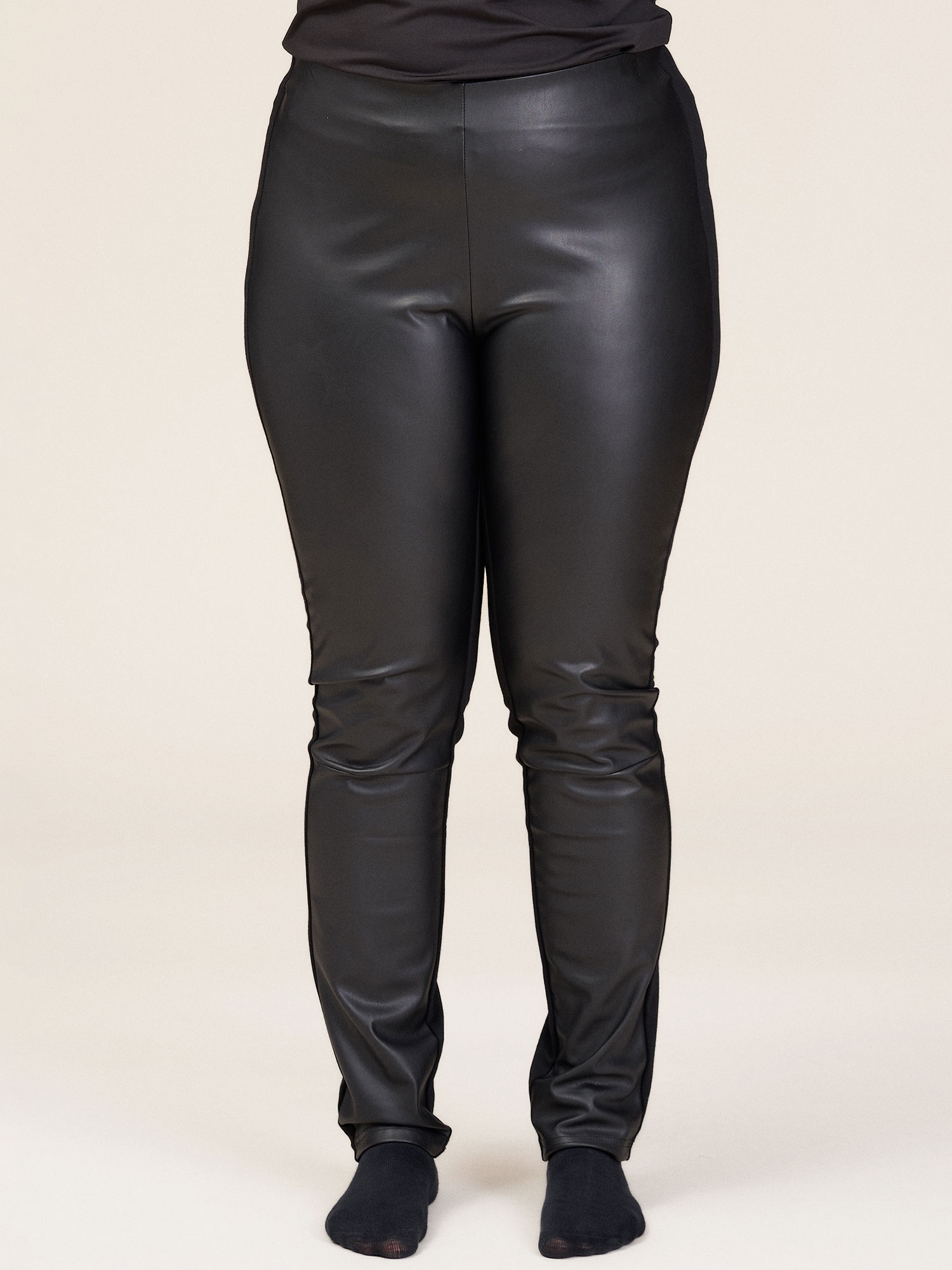 SARA - Sorte leggings i skind look med stretch på bagsiden fra Studio