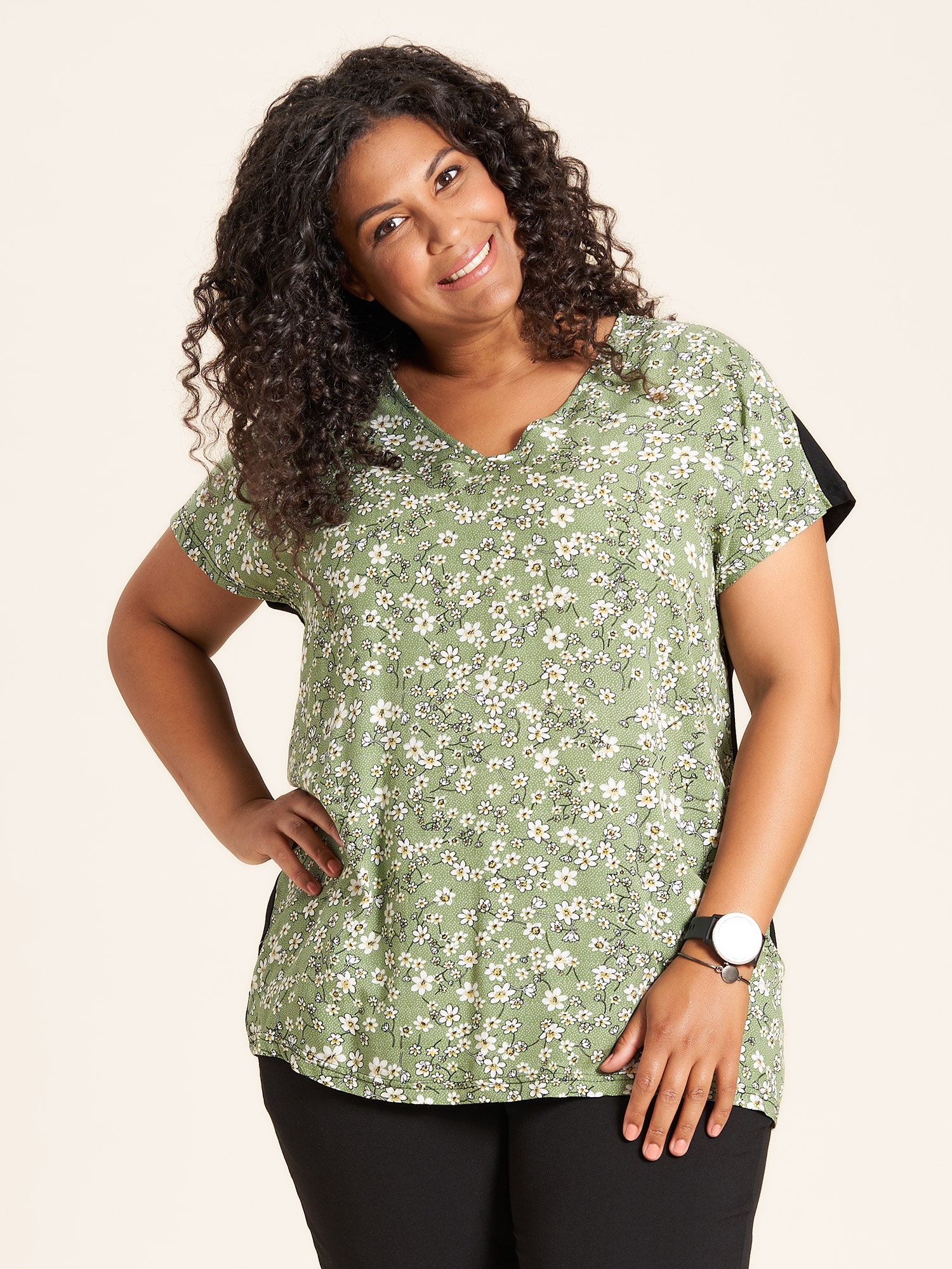 Rikke - Grøn buse fint hvidt blomsterprint, V-hals og sort jersey bagside fra Studio