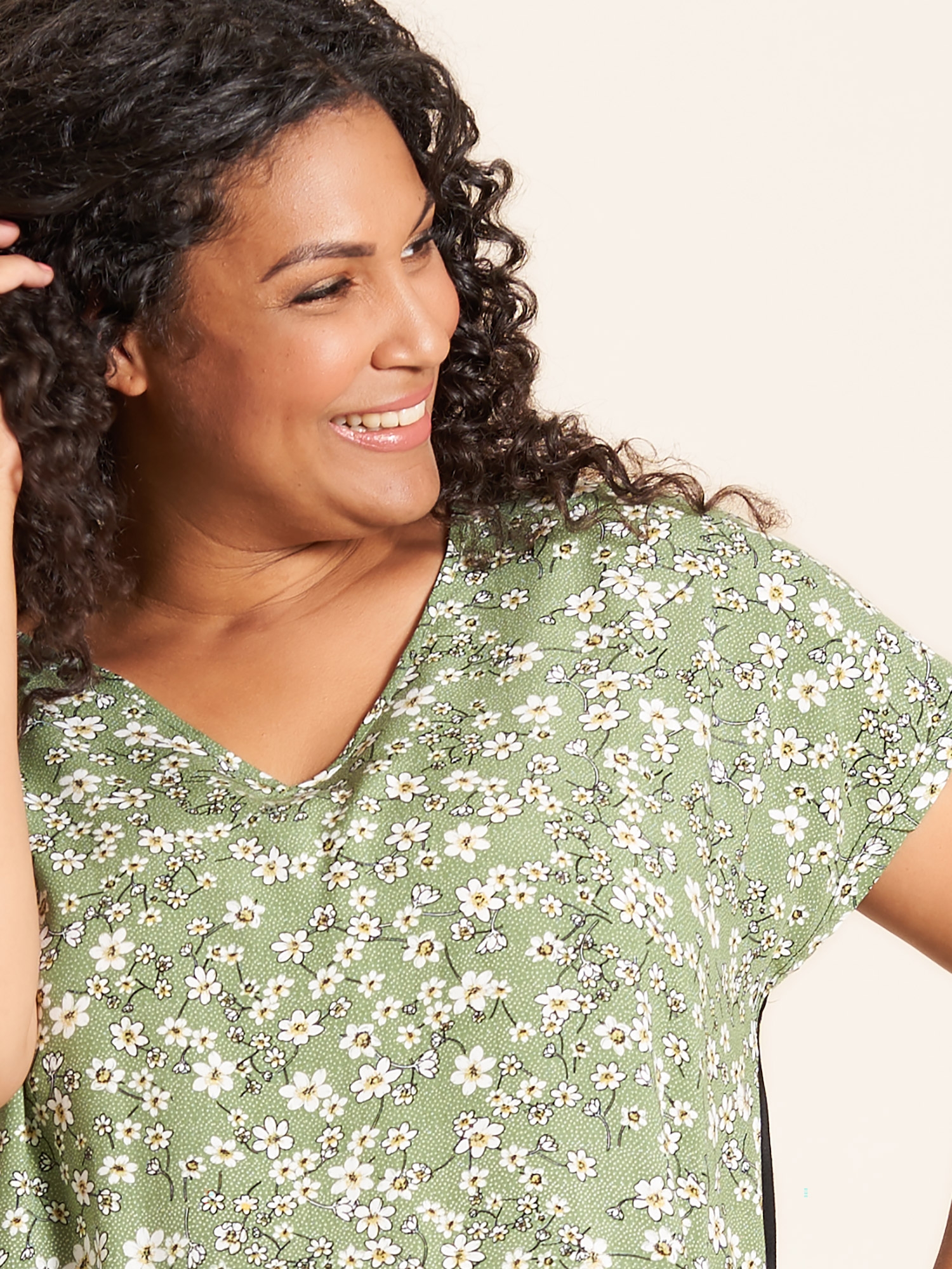 Rikke - Grøn buse fint hvidt blomsterprint, V-hals og sort jersey bagside fra Studio