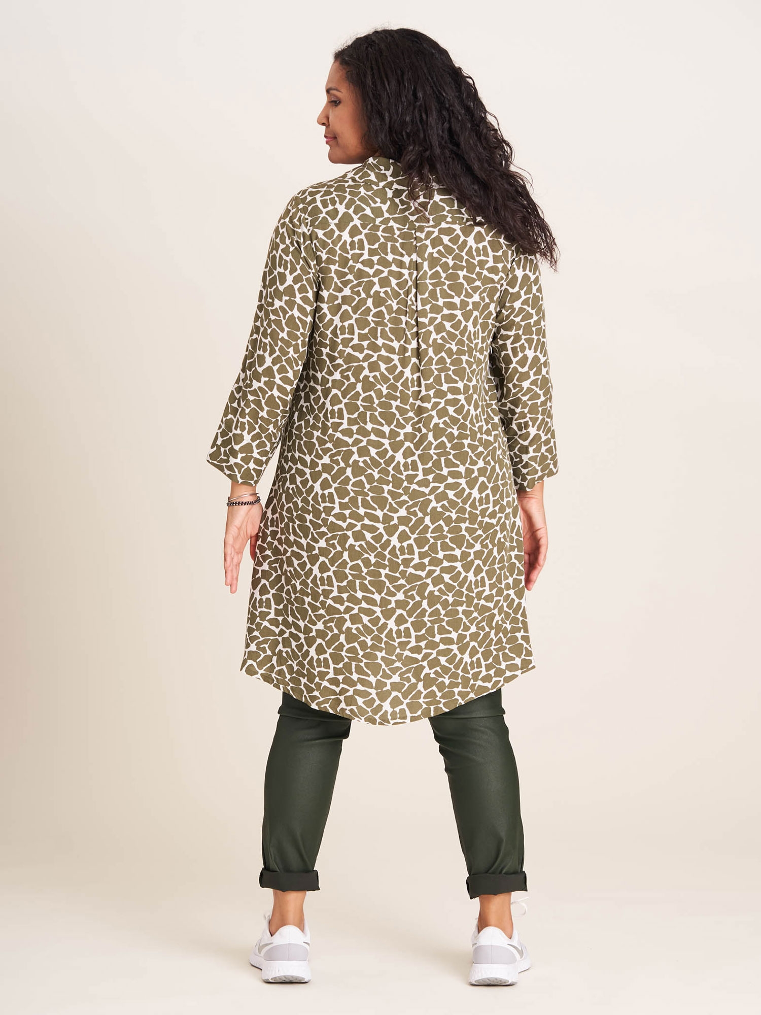 EMILIE - Lys skjorte tunika med super flot grønt 'giraf' print fra Studio