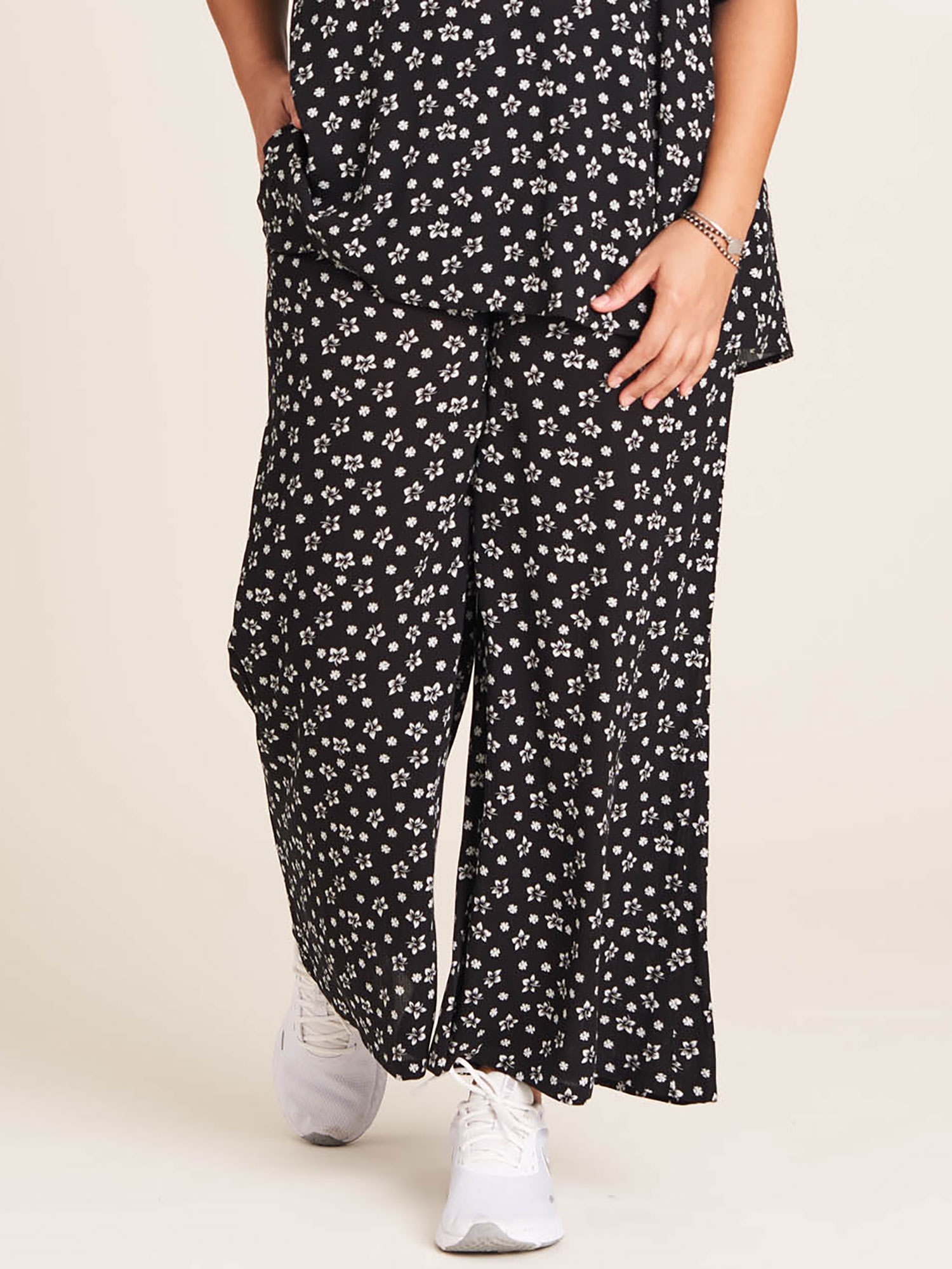 RENATE - Lette Sorte bukser med brede ben og fine små hvide blomster fra Studio