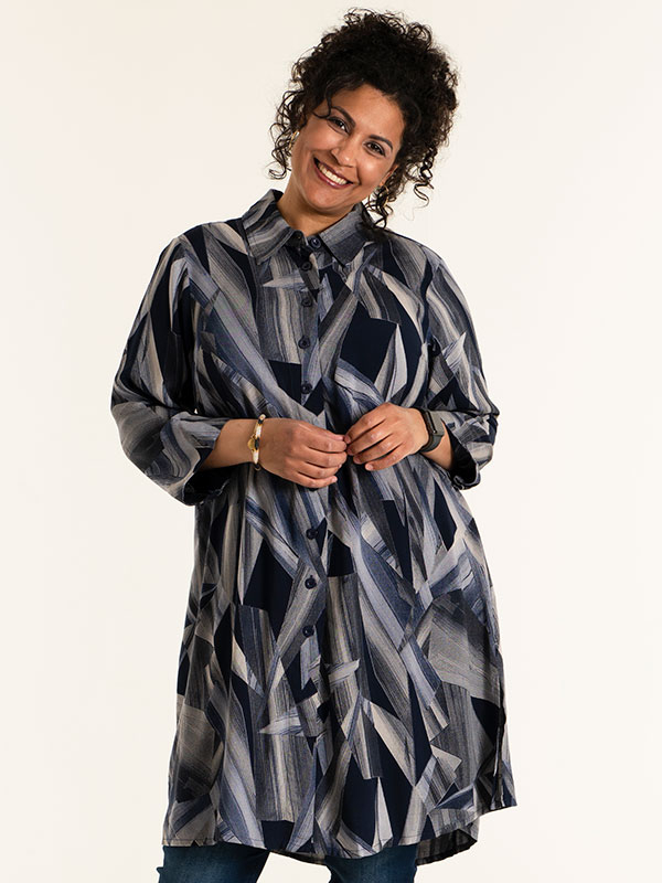 EMILIE - Blå viskose skjorte tunika med grafisk print  fra Studio