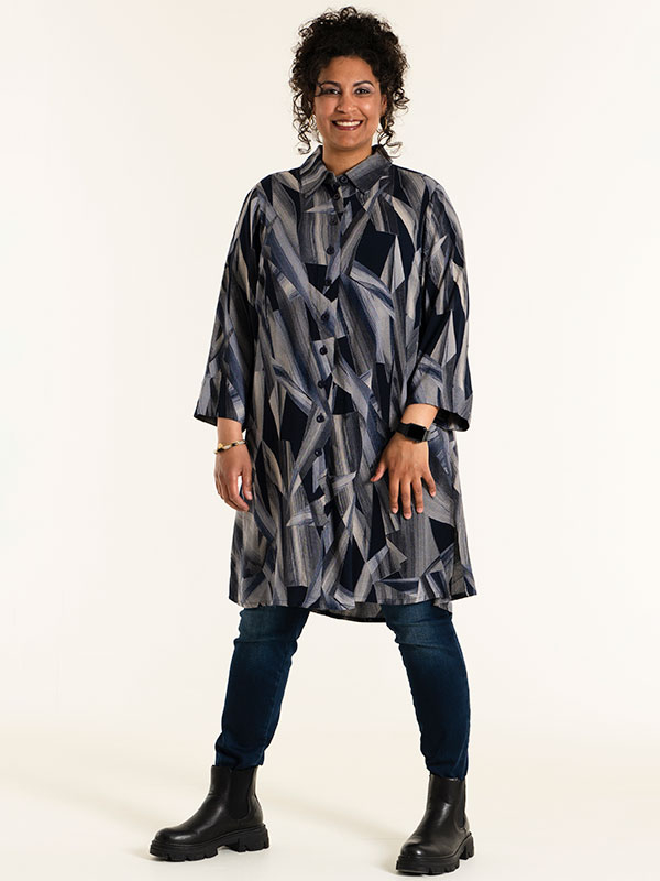EMILIE - Blå viskose skjorte tunika med grafisk print  fra Studio