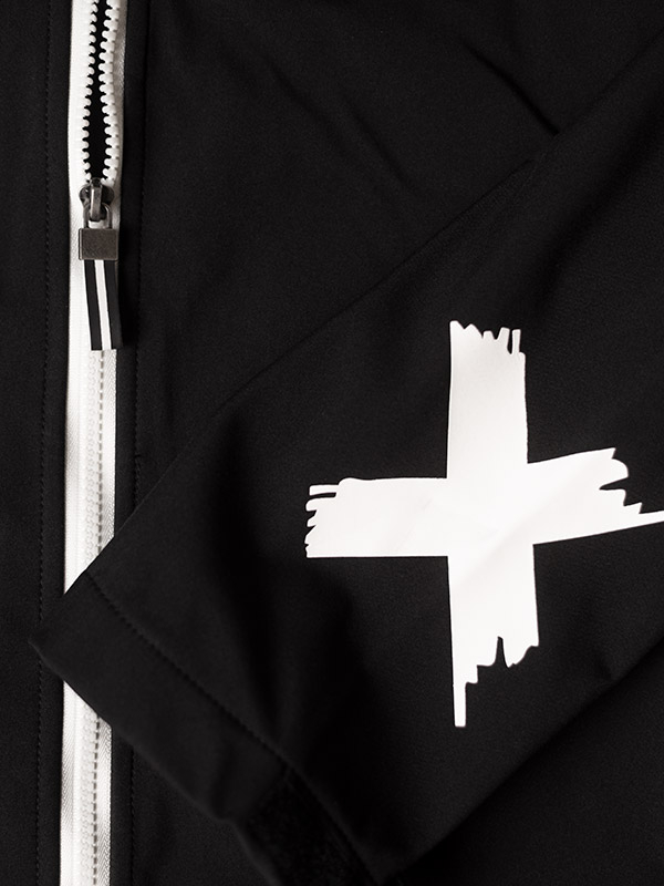 LOTTE - Sort softshell jakke med hvide kryds fra Studio