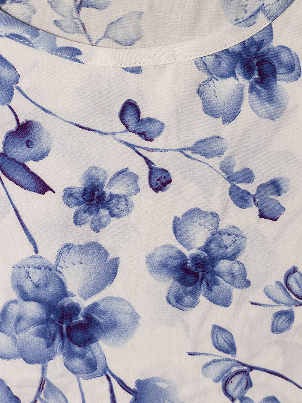 Charlotta - Hvid viskose kjole med smukke blå blomster fra Studio